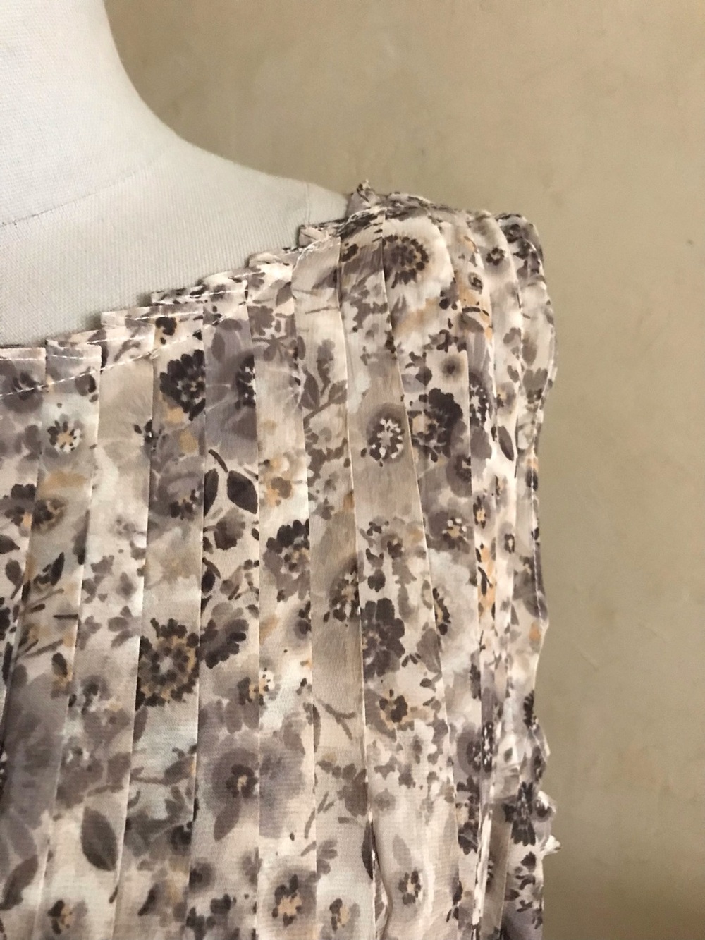 LC Lauren Conrad Floral Pleated Gray Maxi Dress - Picture 4 of 9